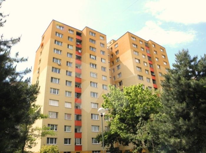 PREDANÉ - FURDEKOVA, 3-i byt, 60 m2 – kompletná rekonštrukcia s loggiou, pekným výhľadom, VO VYHĽADÁVANEJ ČASTI PETRŽALKY