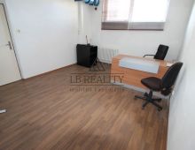 PRENÁJOM kancelársky priestor, rozloha 30m2 + 31 m2 átrium na poschodí, výborná poloha, SENEC. Blízko centra.