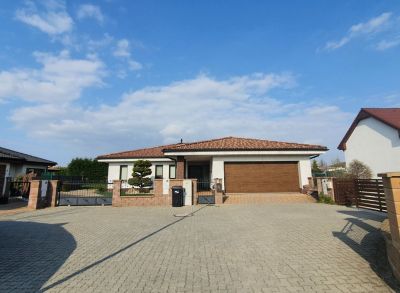 Areté real- 5- izbový bungalov s bazénom, udržiavanou záhradou a dvojgarážou. 1111m2