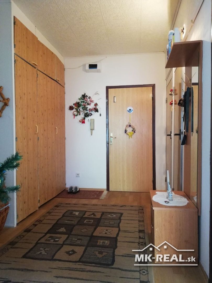 Pekný 4-izbový byt na zvýšenom poschodí v obci Rohožník.