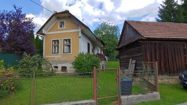Ponúkame na predaj krásny starý domček z roku 1932 v obci Kolárovice.