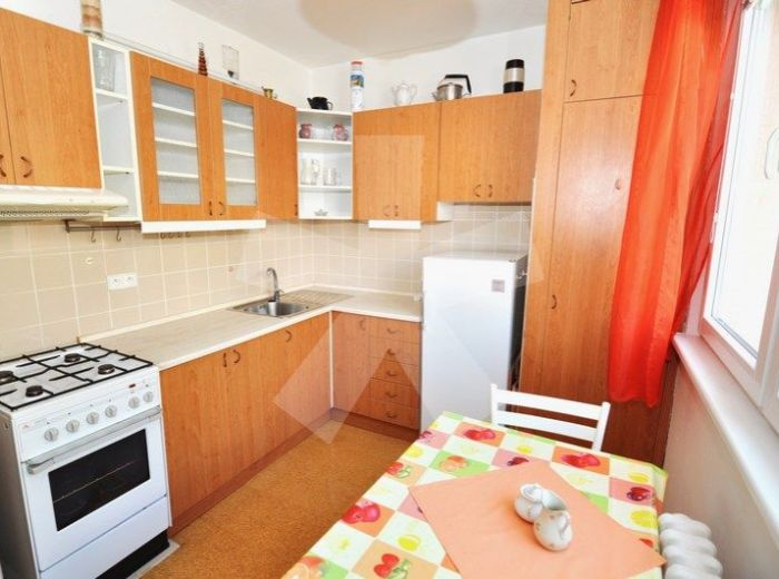 PREDANÉ - BODROCKÁ, 4-i byt, 82 m2, 4 - podlažná, ZATEPLENÁ bytovka, OBĽÚBENÁ ČASŤ SÍDLISKA, ihrisko, školy, obchody, BEZPROBLÉMOVÉ PARKOVANIE