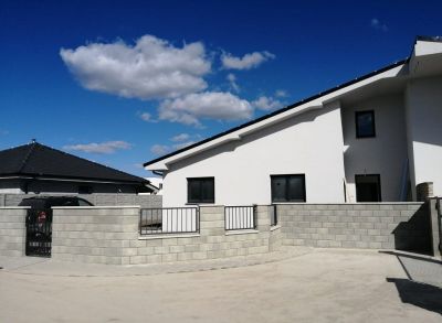 Priestranný 6-izbový bungalov so samostatným pozemkom
