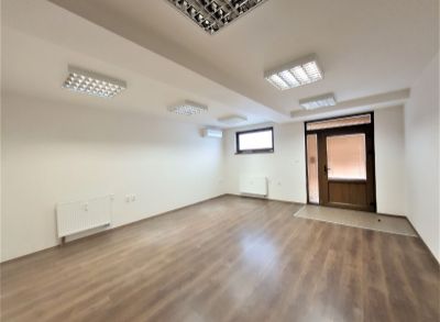 NA PRENÁJOM - Nebytový priestor pre služby, kanceláriu v centre - prízemie