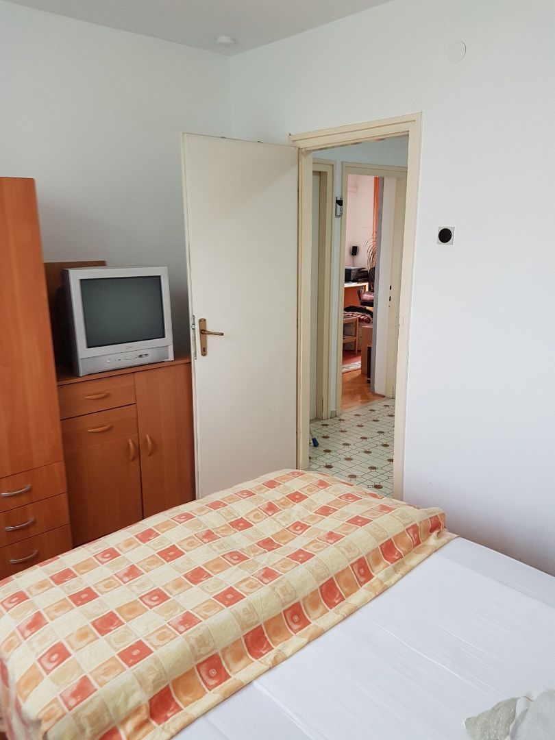 Ponúkame Vám na predaj dvojizbový byt na vynikajúcom mieste v blízkosti všetkého potrebného pre príjemný rodinný život! Zadar - Jazine II