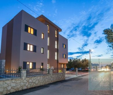 Ponúkame na predaj krásny apartmán so strešnou terasou a vírivkou.