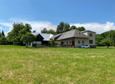Ponúkame Vám vidiecky dom s rozsiahlymi pozemkami