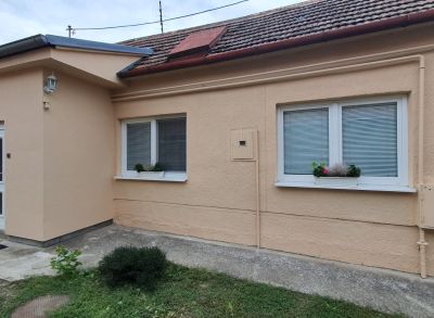 Areté real – predaj 2izb.domu v Slovenskom Grobe v spoločnom dvore so záhradou.