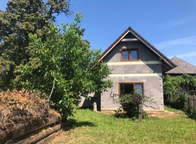 Novostavba domu v Lazanoch s veľkým pozemkom a vidieckym domom