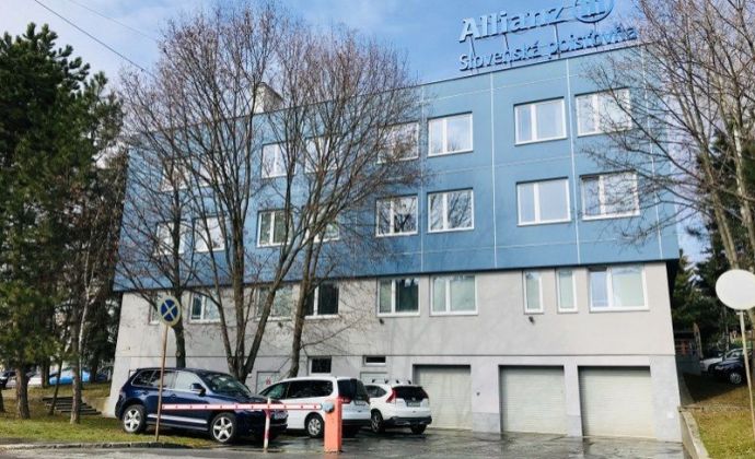 Malé, stredné, veľké priestory - široký výber a výhodné podmienky / 15-300 m2, budova Allianz, Záhradnícka ulica, Prievidza