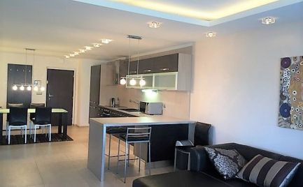 Ponúkame na prenájom 3–izbový moderne zariadený byt v novostavbe na ulici Na Revíne na Kramároch.
