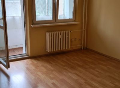Ponúka Vám na predaj priestranný 3 izbový byt s loggiou a pivnicou na Bodrockej ulici.