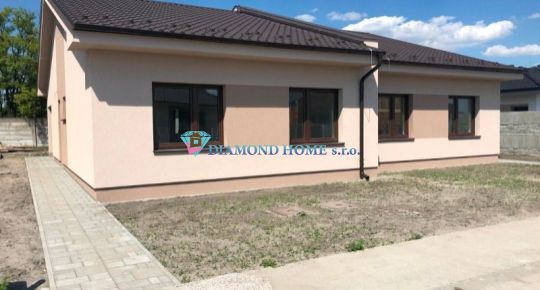 Rezervovaný/DIAMOND HOME s.r.o. Vám ponúka na predaj kvalitne postavený 3izbový rodinný dom /dvojdom/ neďaleko od Dunajskej Stredy v obci Horná Potôň!