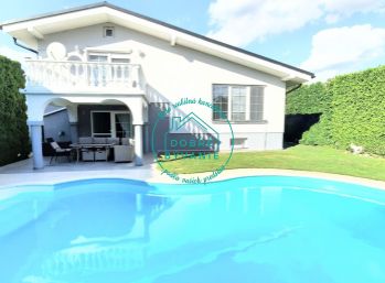 Ponúkame na Predaj Nadštandardný Rodinný Dom s bazénom v centre - videoobhliadka