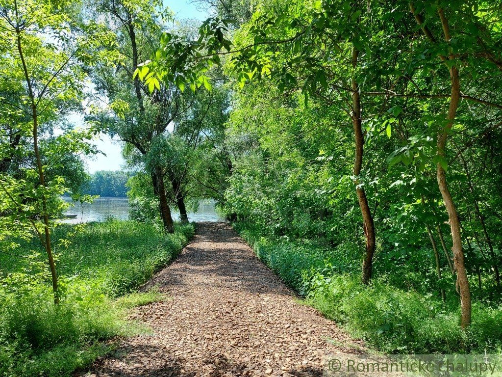 Pozemok na brehu Dunaja v obci Radvaň nad Dunajom