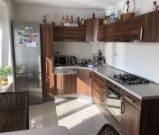 Ponúkame exkluzívne na predaj slnečný 2iz byt v tehlovom dome o výmere 53m2 OV, TOP lokalita BRATISLAVA- Hubeného ulica !!! Byt o celkovej výmere 53m2 sa nachádza na 3P/3 v TOP lokalite BA-Rača, prak