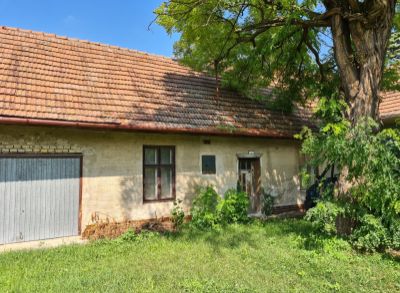 Na predaj ponúkame starý rodinný dom priamo v centre Hviezdoslavova s pozemkom 798m2.