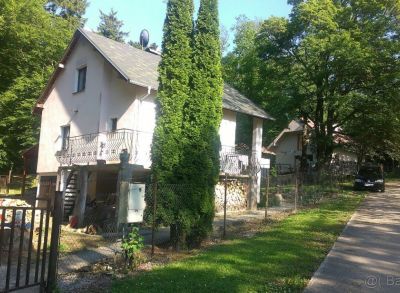 ARETE REAL- PREDAJ PEKNÉHO DOMU V LESNOM PROSTREDÍ OBKLOPENÝ KRÁSNOU PRIRODOU,4 IZBY,PIVNICA,VEĽKÁ TERASA,GARAŽ,ALTÁNOK,PRÍSTREŠOK NA 2 AUTÁ