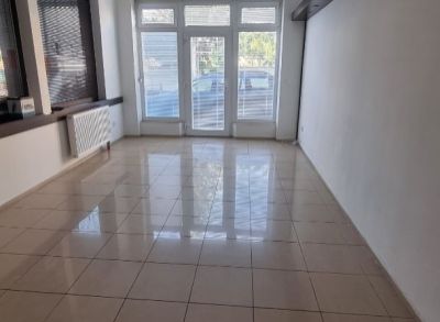 Areté real, Prenájom prevádzakových a komerčných priestorov v objekte v blízkosti centra mesta Pezinok