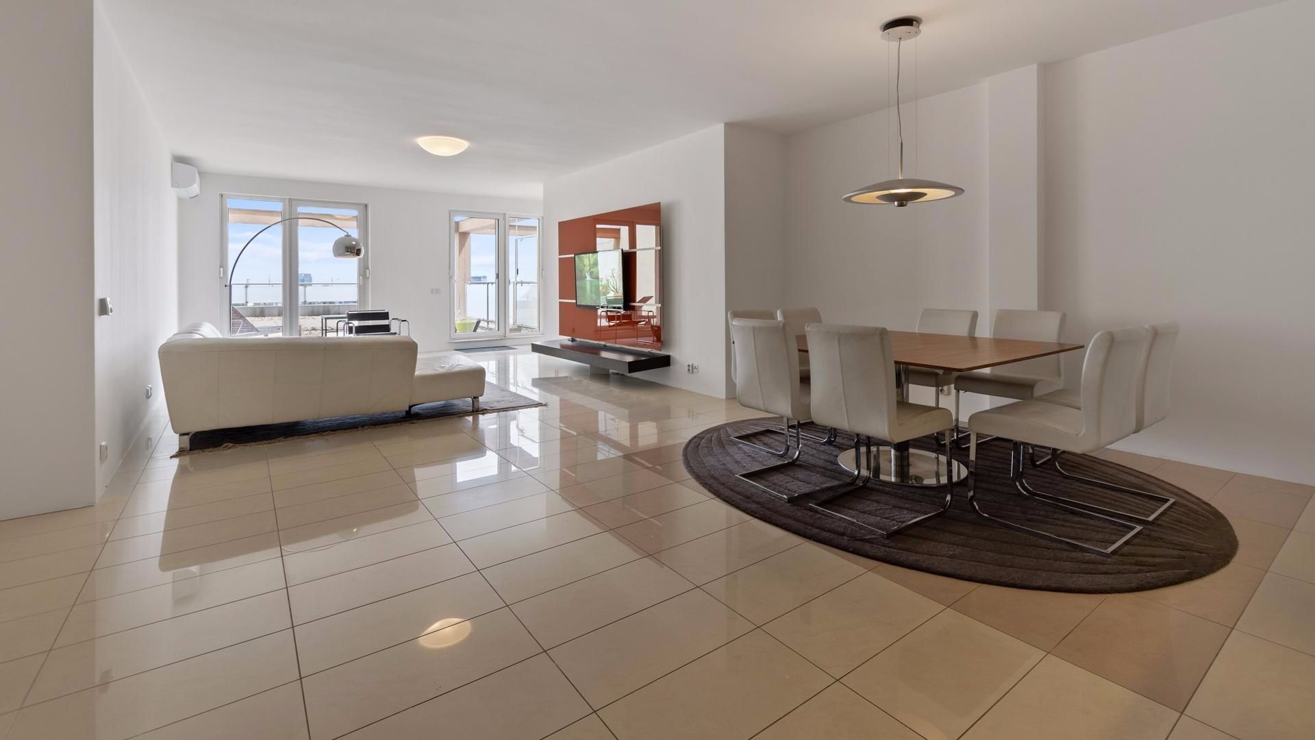 Veľkometrážny 2 izbový byt (133 m2) s terasou (77 m2) na Kolibe