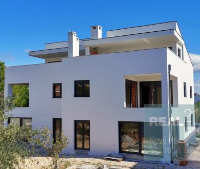 Ponúkame na predaj apartmány v novej budove, 300 m od mora, Vrsi - Mulo.