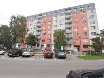 Predáme  veľký 3-izbový byt (83m2) v Seredi