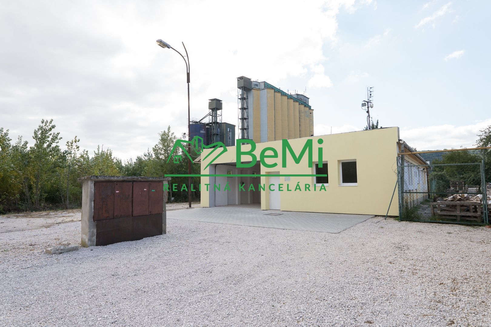 Prenájom Iný Iný-Prenájom-Nové Mesto nad Váhom-800.00 €