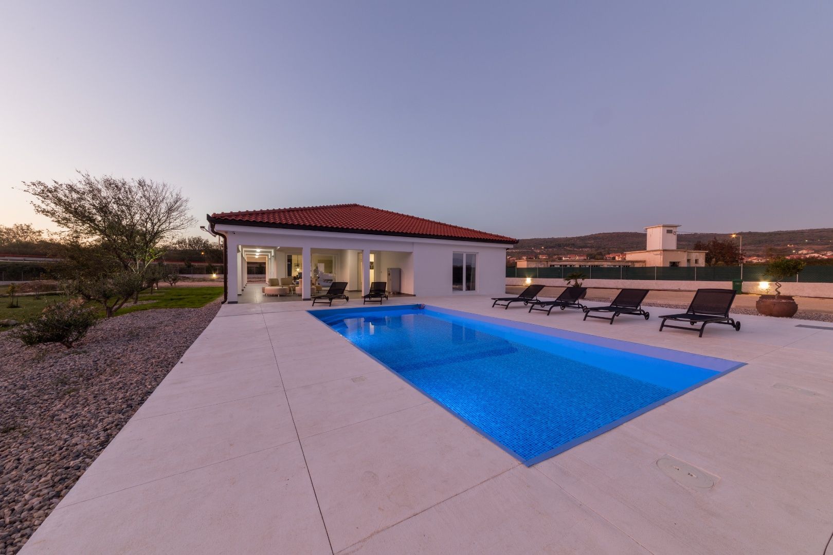 Ponúkame na predaj krásnu vilu s bazénom a veľkým nádvorím, Posedarje - Zadar