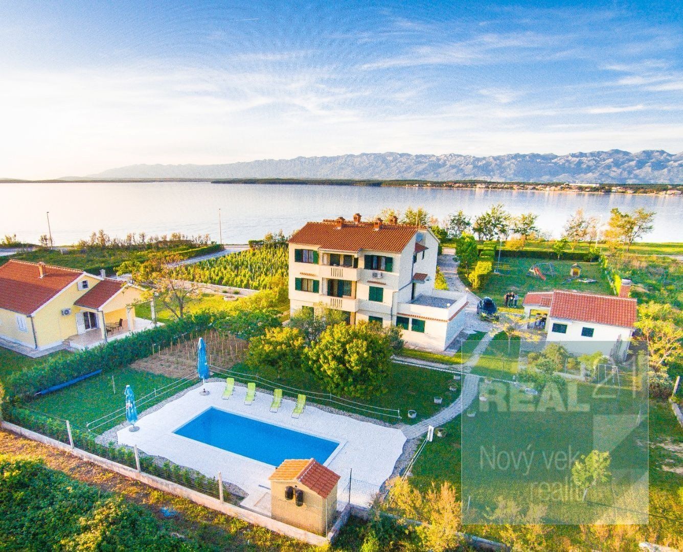 Ponúkame na predaj apartmánový dom, 10 m od mora, Nin-Zadar.