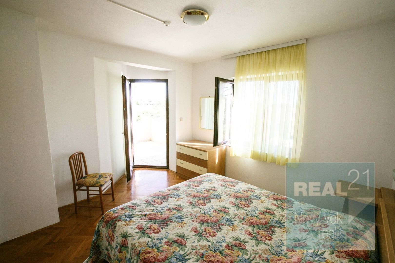 Ponúkame na predaj apartmánový dom, 10 m od mora, Nin-Zadar.