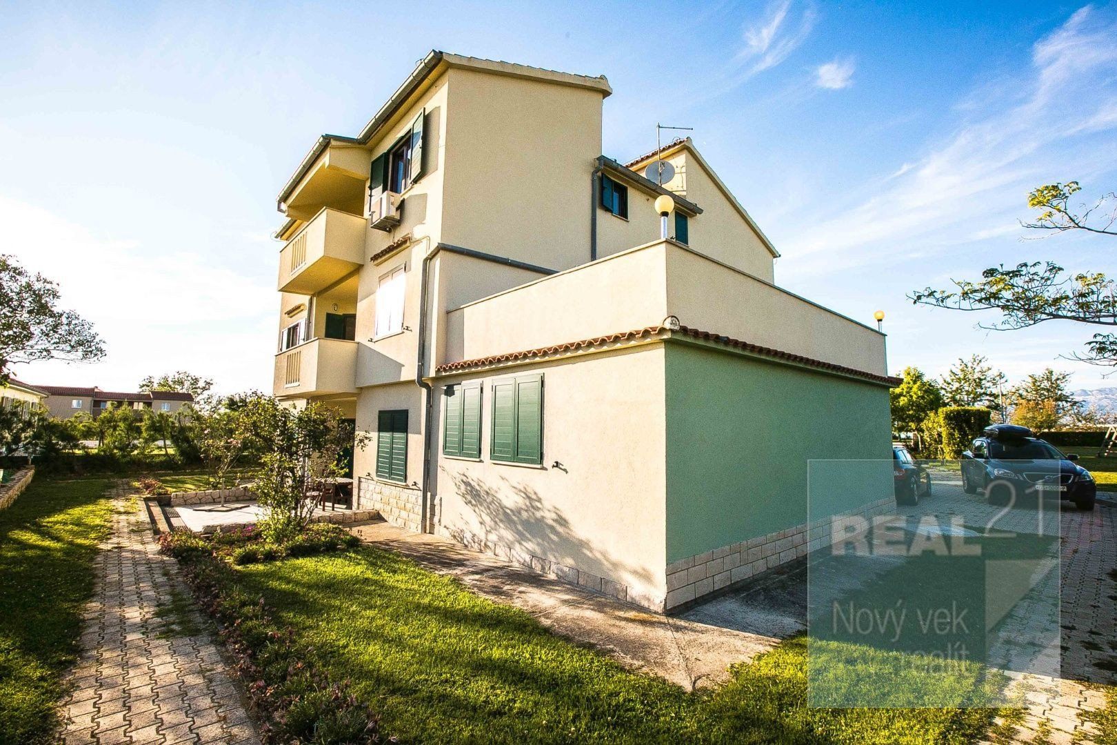 Ponúkame na predaj apartmánový dom, 10 m od mora, Nin-Zadar.