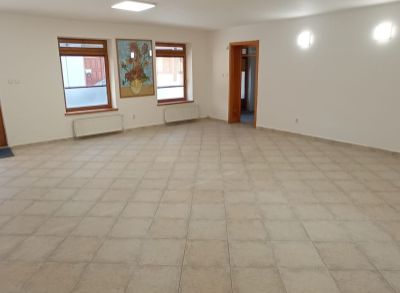 Ponúkame na prenájom komerčný priestor v centre Komárna