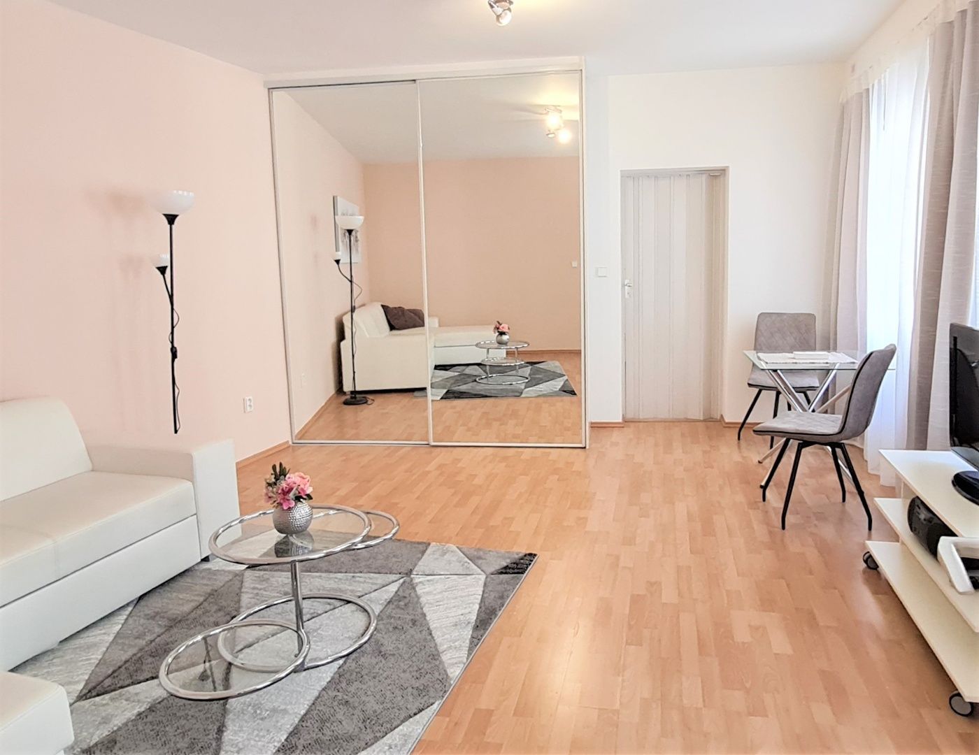 Prenájom – 2 izbový kompletne zariadený apartmán – Obchodná ul. – Staré mesto BA I. TOP PONUKA !