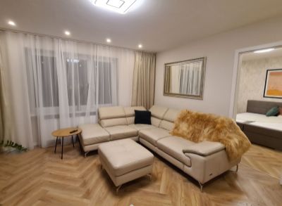 Na predaj ponúkame pekný 3 izbový byt s fr. balkónom, po kompletnej rekonštrukcii, Kadnárova 26, Bratislava