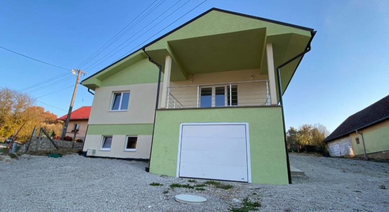 Novostavba v podhorskej obci neďaleko Bánoviec nad Bebravou