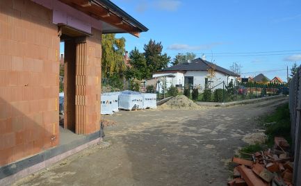 Novostavba 4 izb. RD, v kľudnej lokalite malej dedinky, len 22 km od Bratislavy, ideálne pre rodinu s deťmi, mimo hlavnej cesty, všetky prípojky, vrátane kanalizácie