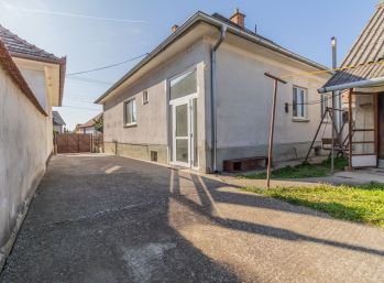 Predaj 4 izb. rodinného domu na 19,32á pozemku v centre obce, Kalinkovo