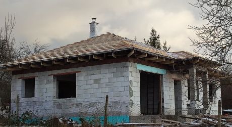 Predám uzavretú hrubú stavbu v obci Herľany, Košice - okolie (122/21)