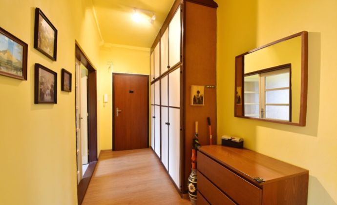 REZERVOVANÉ Priestranný 2 izbový, čiastočne zrekonštruovaný byt pri Istropolise, Kukučínova ulica