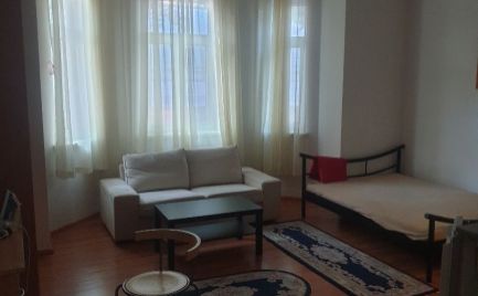 PRENÁJOM 1 izbový byt .Situovaná v lukratívnej časti centra Starého Mesta  na ulici Nam. 1. Mája v Bratislave . Expisreal