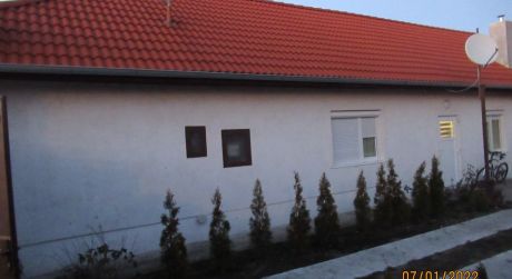 Na predaj  - 2-izbový menší rodinný dom pri novej nemocnici v Nových Zámkoch