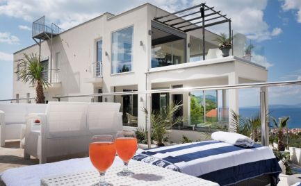 EXKLUZÍVNE! Ponúkame na predaj luxusnú vilu v Dalmácii, ktorá sa nachádza neďaleko Splitu.