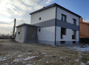 Predaj 4 izbového rodinného domu vo výstavbe na 9,25á pozemku, v obci Čiližská Radvaň