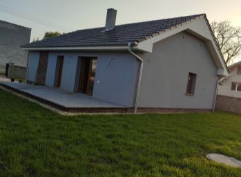 Predaj 3izb. novostavby bungalovu na 4á oplotenom pozemku v obci Blahová