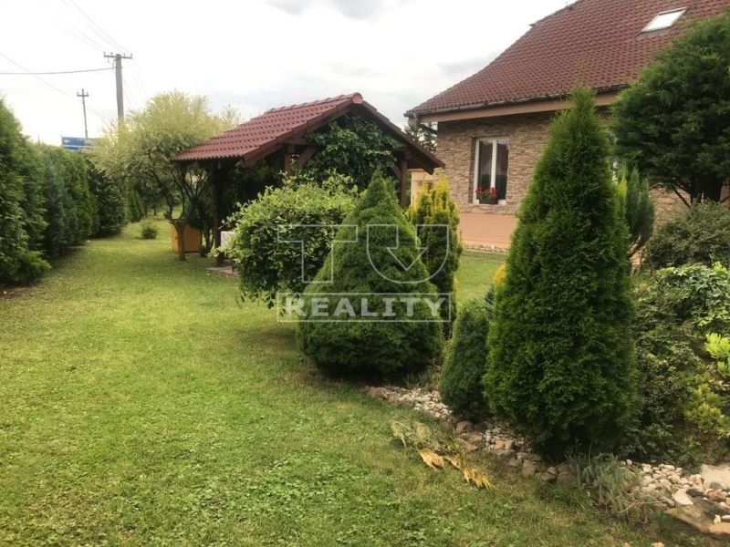 EXKLUZÍVNE IBA U NÁS!. Na predaj krásny 5-izbový rodinný dom, s pozemkom 1021 m2, Ostratice, okres Partizánske