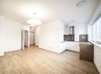 PROMINENT REAL prenajme 2 izb. byt v lukratívnej časti, v priamom centre starej Bratislavy.
