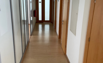 Kancelárske priestory s možnosťou skladu a parkingu v príjemnej administratívnej budove na prenájom - Ružinovská ul.