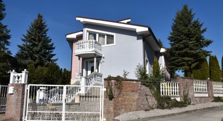 Kuchárek-real:EXKLUZÍVNE: Ponúka luxusný, nadčasový  rodinný dom-vilu v tichej lokalite Modra-Harmónia.