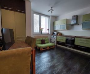 NA PREDAJ - Veľmi pekný 1,5 izbový byt s balkónom v KOLOSEU - Tomášikova ulica