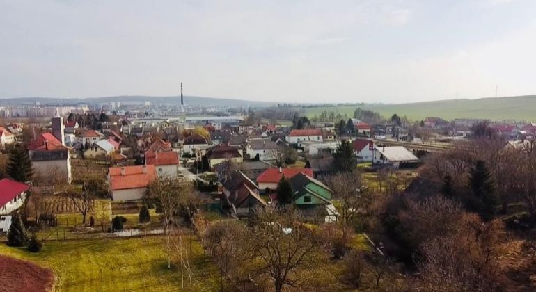 Exkluzívne na predaj pozemok v Horných Ozorovciach-mestská časť Bánovce n/B